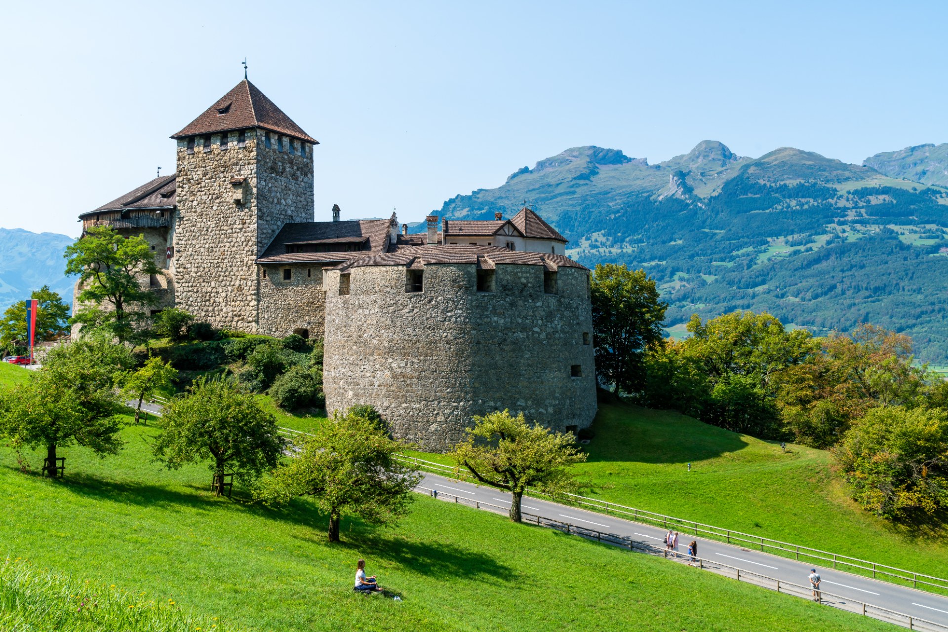Le château de Vaduz sur une colline verdoyante, avec les montagnes du Liechtenstein en arrière-plan